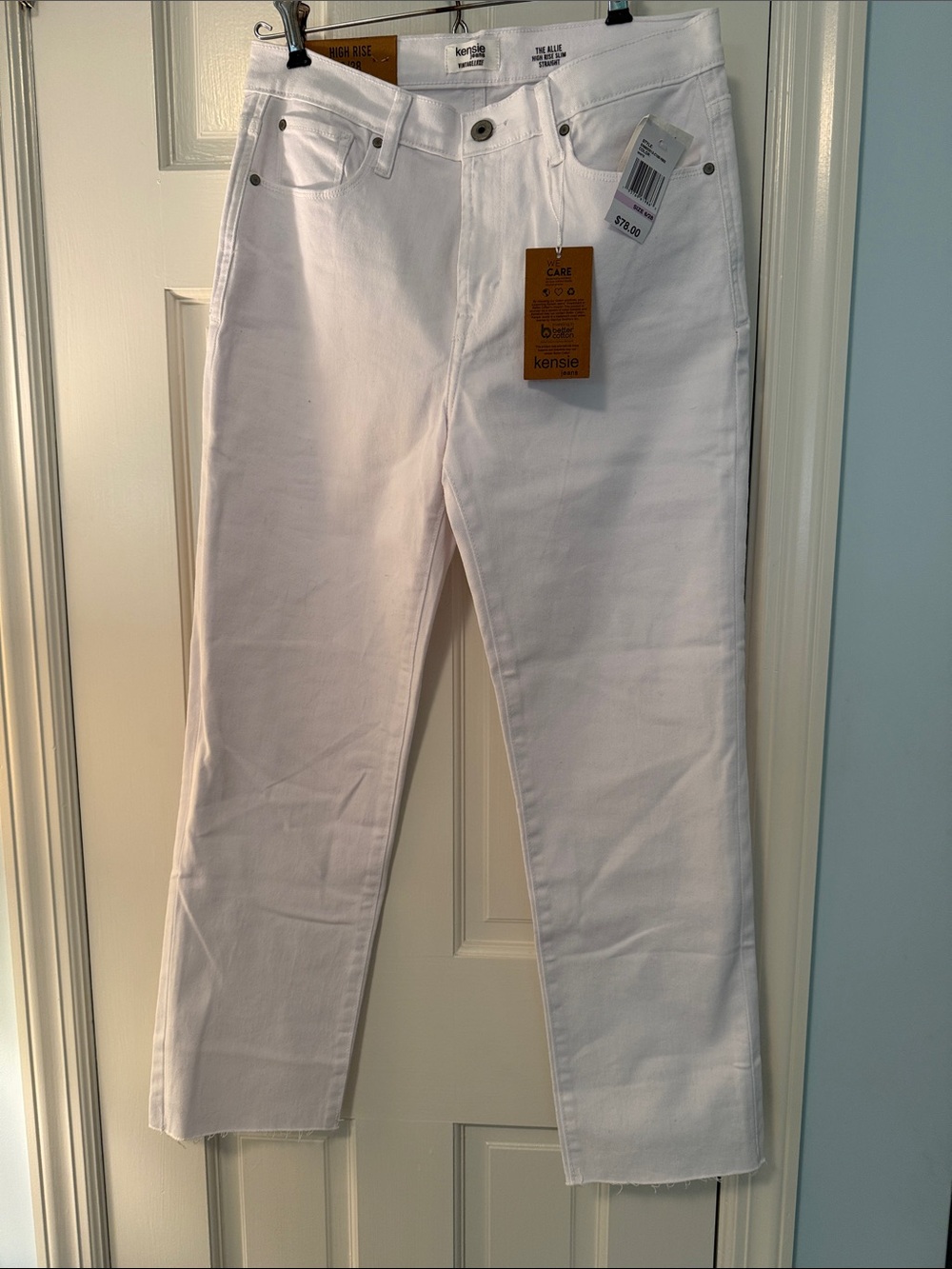 Kensie White Straight-Leg raw edge jeans !